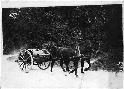 Édouard Brissy : La voiture à eau britannique dans le parc du château().